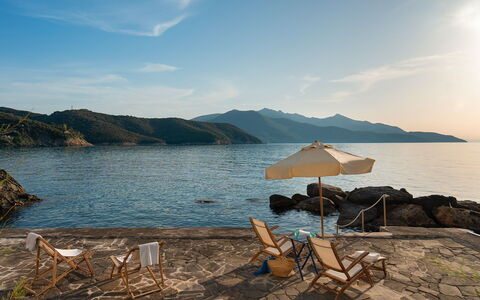 Villa Il Faro 10: Acqua, Blu, Corpo D'Acqua, Geografia Montane, Montagna, Costiera E Morfologie Oceanic, Costa, Orizzonte, Mare, Collina