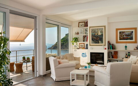 Villa Il Faro 10: Mobilia, Interior Design, Pavimentazione, Tavolo, Pavimento, Sedia, Legna, Divano, Camera, Soggiorno