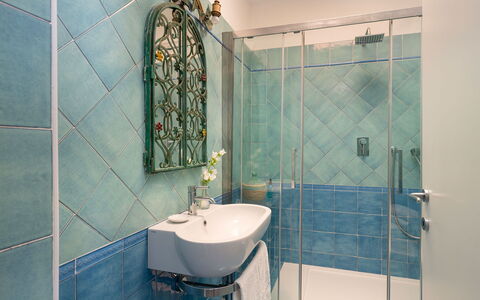 Villa Il Faro 10: Blu, Bagno, Idraulico Fixture, Interior Design, Pavimentazione, Pavimento, Idraulico, Piastrella, Specchio, Rubinetto