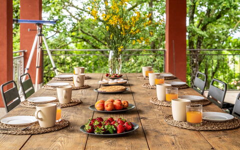 Villa Il Ritiro 8: Mobilia, Tavolo, Tavola, Bicchieri, Sedia, Serveware, Cibo, Tovaglia, Cucina & Sala Da Pranzo Tavolo, Tavolo Esterno
