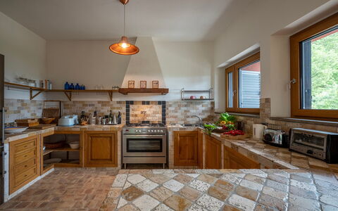 Villa Il Ritiro 8: Cucina, Controsoffitto, Pavimentazione, Interior Design, Legna, Elettrodomestico Da Cucina, Pavimento, Mobilia, Soffitto, Cabinetry