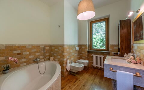 Villa Il Ritiro 8: Parete, Interior Design, Pavimentazione, Idraulico Fixture, Pavimento, Bagno, Soffitto, Rubinetto, Camera, Idraulico