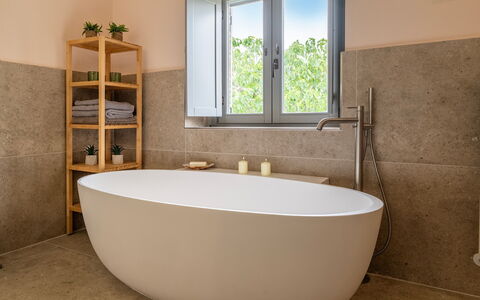 Tenuta Santa Cristina 10: Idraulico Fixture, Parete, Pavimentazione, Bagno, Vasca Da Bagno, Pavimento, Interior Design, Idraulico, Rubinetto, Materiale Composito