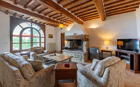 Villa Palazzolo 8: Mobilia, Parete, Interior Design, Pavimentazione, Soffitto, Camera, Divano, Pavimento, Soggiorno, Sedia