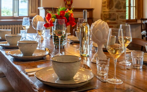 Villa Palazzolo 8: Mobilia, Tavola, Tavolo, Stemware, Interior Design, Serveware, Bicchieri, Dishware, Barware, Sala Da Pranzo