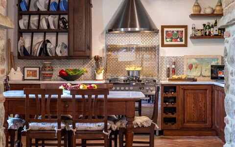Villa Palazzolo 8: Mobilia, Interior Design, Cucina, Pavimentazione, Legna, Controsoffitto, Cabinetry, Pavimento, Illuminazione, Casa