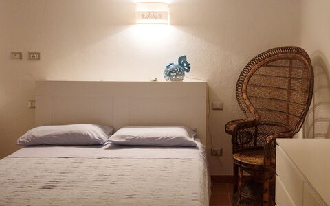 Villa Portobello 10+2: Letto, Bedding, Camera Da Letto, Mobilia, Lenzuolo, Interior Design, Parete, Pavimento, Legna, Pavimentazione