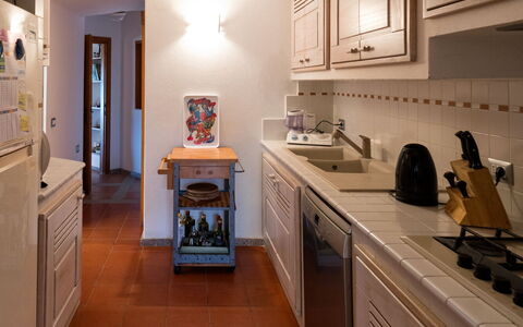Villa Portobello 10+2: Controsoffitto, Cucina, Interior Design, Pavimentazione, Mobilia, Elettrodomestico Da Cucina, Pavimento, Legna, Apparecchio Major, Soffitto