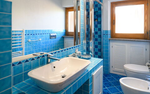 Villa Portobello 10+2: Blu, Pavimentazione, Interior Design, Pavimento, Idraulico Fixture, Piastrella, Bagno, Lavello, Rubinetto, Soffitto