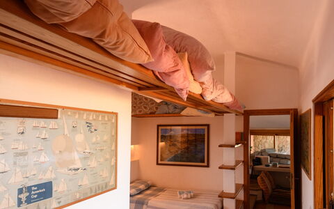 Villa Portobello 10+2: Legna, Interior Design, Letto, Camera Da Letto, Soffitto, Pavimento, Mobilia, Bedding, Lenzuolo, Color Legno