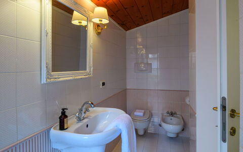 Villa Fiola 8: Parete, Interior Design, Pavimentazione, Idraulico Fixture, Pavimento, Bagno, Camera, Soffitto, Idraulico, Illuminazione