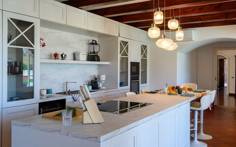 Villa Fiola 8: Mobilia, Interior Design, Cucina, Pavimentazione, Controsoffitto, Lampada, Legna, Soffitto, Pavimento, Cabinetry