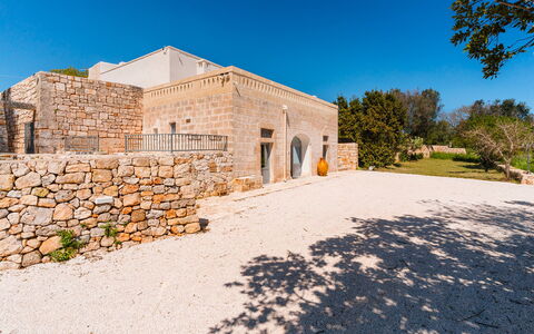 Masseria Grotta Antica 6+2: Cielo, Parete, Architettura, Paesaggio, Estate, Muro ​​Di Pietra, Fenomeno Meteorologico, Caravanserraglio, Hacienda