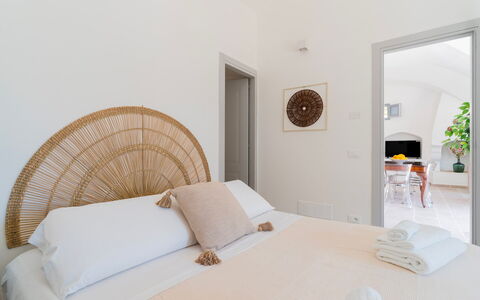 Masseria Grotta Antica 6+2: Legna, Interior Design, Mobilia, Casa, Soffitto, Pavimento, Camera Da Letto, Letto, Telaio Del Letto, Bedding