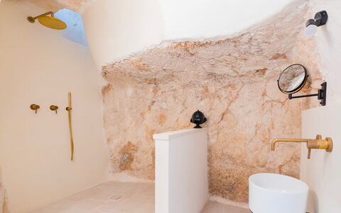Masseria Grotta Antica 6+2: Parete, Idraulico Fixture, Idraulico, Bagno, Rubinetto, Lampada, Vasca Da Bagno, Piastrella, Lavello