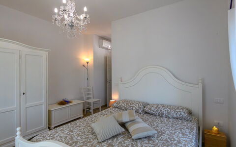 Villa Isola 8+2: Mobilia, Interior Design, Letto, Camera Da Letto, Pavimento, Parete, Pavimentazione, Legna, Camera, Lenzuolo