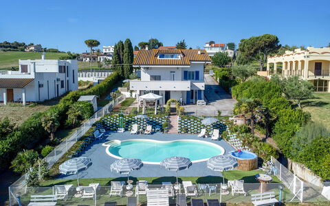 Villa Alma 8+2: Piscina, Ricorrere, Mobili Da Esterno, Ombrello, Estate, Resort Citta ', Hotel, Villa, Eco Hotel, Lettino