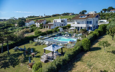 Villa Alma 8+2: Piscina, Ricorrere, Mobili Da Esterno, Ombrello, Visione Globale, Tempo Libero, Lettino, Fotografia Aerea, Estate, Resort Citta '