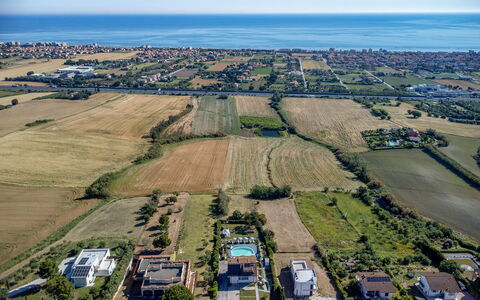 Villa Alma 8+2: Giorno, Visione Globale, Fotografia Aerea, Paesaggio, Zona Residenziale, Orizzonte, Plain, Urban Design, Lotto, Sobborgo