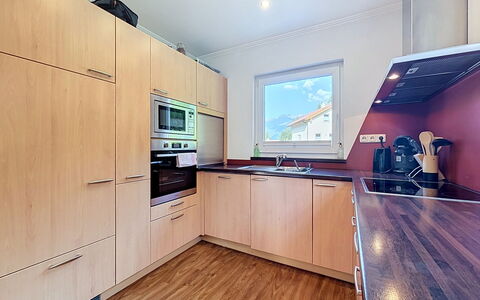 Ferienhaus Siegele: Pavimentazione, Elettrodomestico Da Cucina, Interior Design, Cucina, Controsoffitto, Pavimento, Cabinetry, Apparecchio Major, Legna, Mobilia