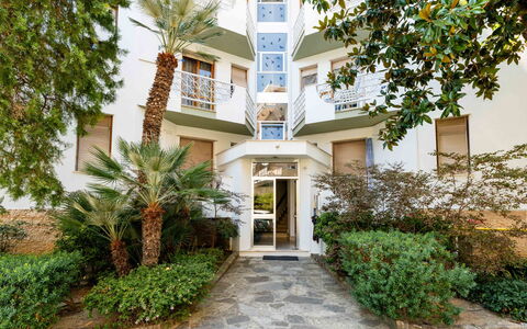 Margherita: Estate, Landscaping, Villa, Hedge, Balcone