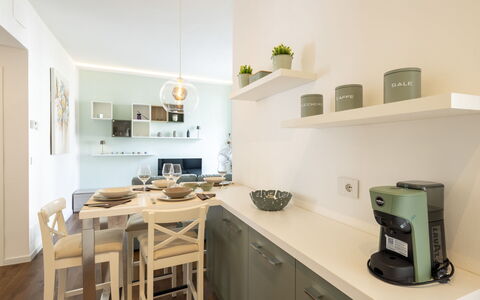 Genzianella Alpine Apartment: Pavimentazione, Pavimento, Soffitto, Interior Design, Controsoffitto, Cucina, Cabinetry, Camera, Apparecchio Major, Lampada