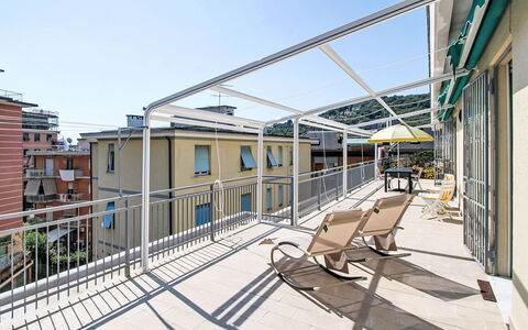 Alda: Estate, Landscaping, Villa, Hedge, Balcone