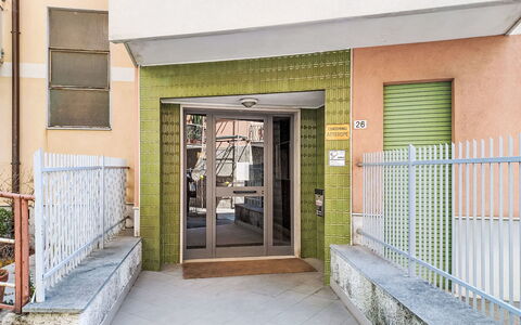 Alda: Estate, Landscaping, Villa, Hedge, Balcone