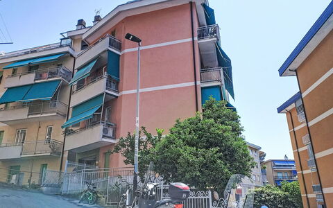 Alda: Estate, Landscaping, Villa, Hedge, Balcone