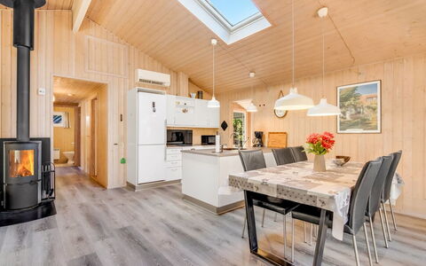 Liina - 3Km from the Sea: Legna, Soffitto, Interior Design, Pavimentazione, Casa, Camera, Pavimento In Legno, Mobilia, Pavimento, Cucina & Sala Da Pranzo Tavolo