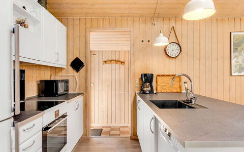 Liina - 3Km from the Sea: Cucina, Legna, Pavimentazione, Controsoffitto, Elettrodomestico Da Cucina, Interior Design, Mobilia, Apparecchio Major, Cabinetry, Pavimento
