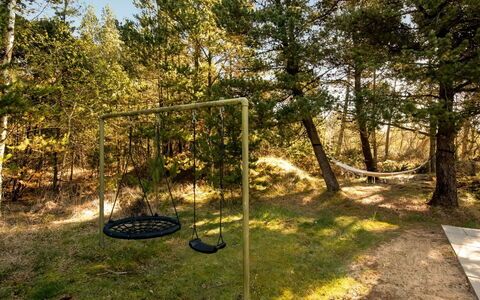 Liina - 3Km from the Sea: Swing, Lotto, Tronco, Shade, Attrezzatura Giochi All'Aperto, Woody Impianto, Woodland, Giardino, Boschetto, Parco