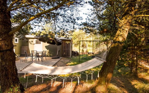 Liina - 3Km from the Sea: Shade, Tronco, Giardino, Luce Del Sole, Woodland, Backyard, Prato, Cortile, Parco