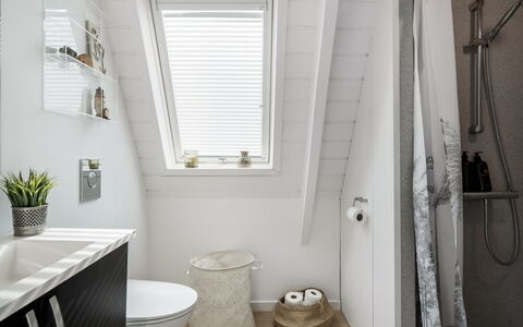Elida - 18Km to the Fjord: Idraulico Fixture, Interior Design, Pavimentazione, Pavimento, Soffitto, Idraulico, Bagno, Lavello, Rubinetto, Gabinetto