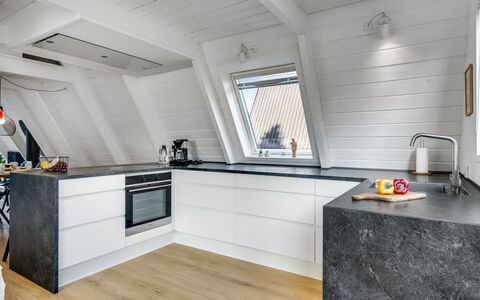 Elida - 18Km to the Fjord: Pavimentazione, Legna, Cucina, Pavimento, Controsoffitto, Soffitto, Interior Design, Casa, Cabinetry, Apparecchio Major