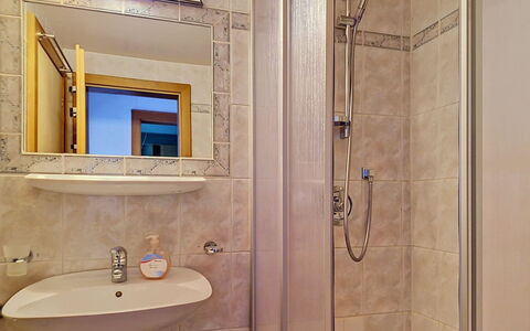Arzl im Pitztal 15: Bagno, Idraulico Fixture, Pavimentazione, Lavandino Del Bagno, Pavimento, Interior Design, Lavello, Rubinetto, Idraulico, Specchio
