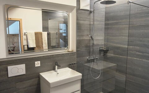 Ferienwohnung Schof: Pavimentazione, Idraulico Fixture, Pavimento, Legna, Lavandino Del Bagno, Bagno, Lavello, Interior Design, Mobiletto Del Bagno, Gabinetto