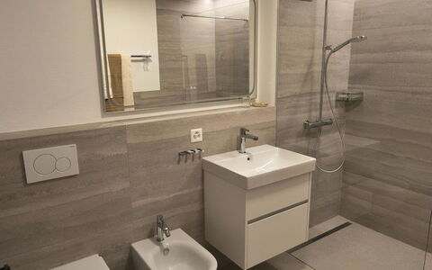 Ferienwohnung Schof: Pavimentazione, Pavimento, Toilet Seat, Idraulico Fixture, Bagno, Gabinetto, Interior Design, Lavello, Lavandino Del Bagno, Idraulico
