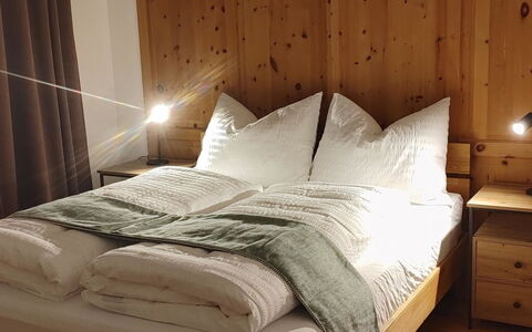 Ferienwohnung Schof: Mobilia, Legna, Pavimentazione, Camera Da Letto, Interior Design, Pavimento, Letto, Illuminazione, Lenzuolo, Bedding