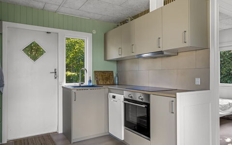 Kora - 300M from the Sea: Apparecchio Major, Pavimentazione, Cucina, Legna, Interior Design, Elettrodomestico Da Cucina, Controsoffitto, Pavimento, Idraulico Fixture, Soffitto
