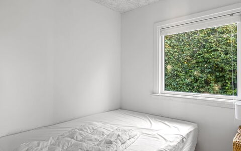 Kora - 300M from the Sea: Parete, Soffitto, Interior Design, Camera Da Letto, Pavimento, Lenzuolo, Bedding, Illuminazione Diurna, Letto