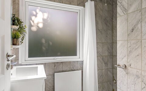 Kora - 300M from the Sea: Parete, Interior Design, Idraulico Fixture, Pavimentazione, Pavimento, Bagno, Idraulico, Bicchiere, Rubinetto, Vasca Da Bagno