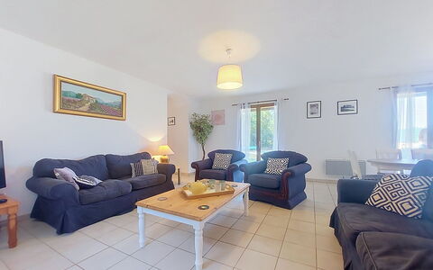 La Jeansarde: Mobilia, Pavimentazione, Interior Design, Divano, Pavimento, Tavolo, Soggiorno, Soffitto, Camera