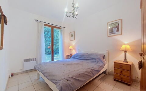 La Jeansarde: Letto, Mobilia, Camera Da Letto, Interior Design, Lenzuolo, Bedding, Pavimento, Legna, Soffitto, Pavimentazione