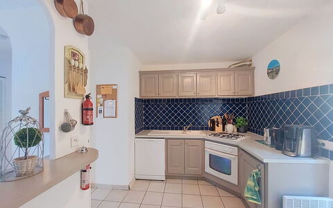 La Jeansarde: Cucina, Controsoffitto, Elettrodomestico Da Cucina, Interior Design, Apparecchio Major, Cabinetry, Pavimentazione, Mobilia, Cucina Stufa, Camera