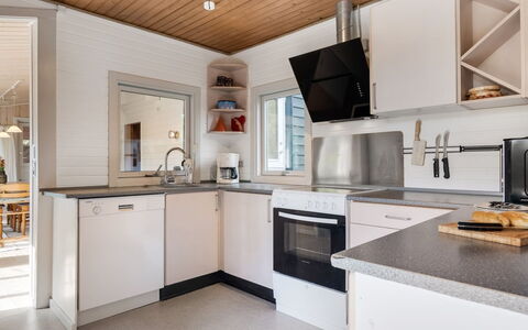Hedwig - 120M to the Fjord: Cucina, Controsoffitto, Elettrodomestico Da Cucina, Apparecchio Major, Interior Design, Legna, Pavimentazione, Soffitto, Cabinetry, Elettrodomestico