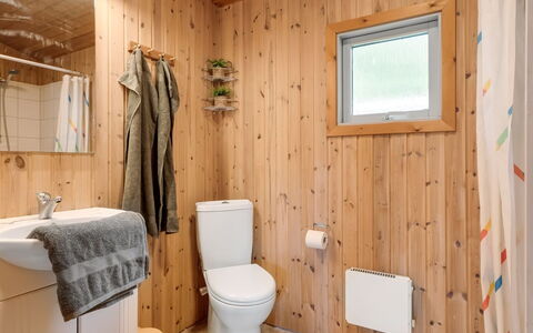 Hedwig - 120M to the Fjord: Parete, Pavimentazione, Legna, Pavimento, Interior Design, Idraulico Fixture, Soffitto, Bagno, Camera, Gabinetto
