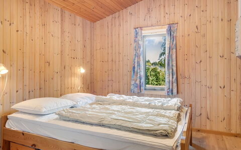 Hedwig - 120M to the Fjord: Camera Da Letto, Legna, Letto, Interior Design, Lenzuolo, Bedding, Soffitto, Pavimento, Pavimentazione, Telaio Del Letto