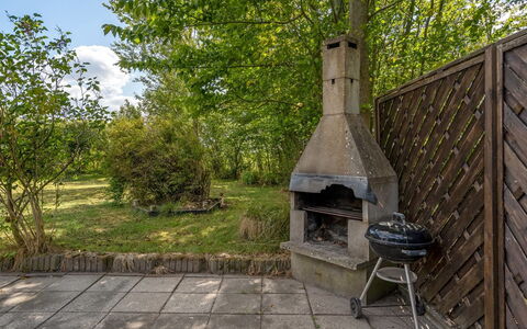 Hedwig - 120M to the Fjord: Giardino, Landscaping, Backyard, Cortile, Shade, Prato, Flagstone, Latifoglie, Mobili Da Esterno