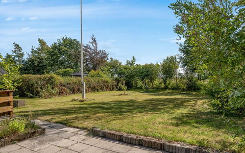 Hedwig - 120M to the Fjord: Cielo, Arbusto, Nube, Giardino, Pole, Prato, Landscaping, Shade, Passerella